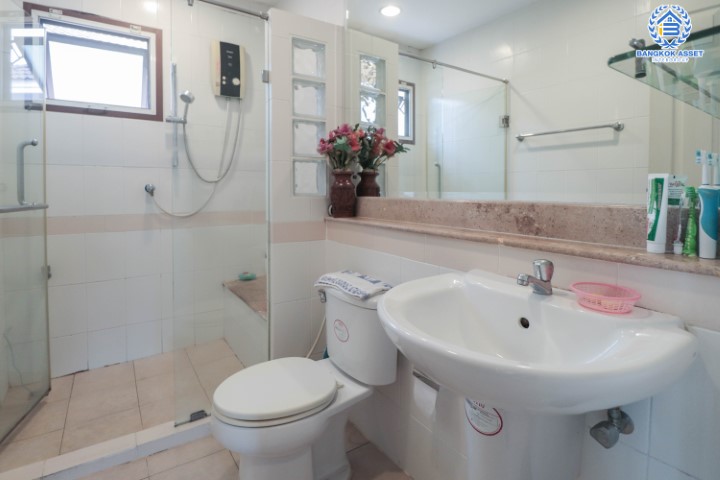 *****บ้านเดี่ยวมือสองนนทบุรี ทำเลโซนเมือง! แบรนด์ แสนสิริ* ม.บุราสิริ สนามบินน้ำ บ้านต่อเติมพร้อมอยู่ บนเนื้อที่ 112 ตร.ว. ฟังก์ชั่น 7 ห้องนอน 7 ห้องน้ำ 4 ที่จอด ภายในกว้างขวางเแบ่งเป็นสัดส่วน แถมฟรี !! เครื่องปรับอากาศ 10 เครื่อง, เครื่องทำน้ำอุ่น 5 เครื่อง บิ้วท์อินท์จัดเต็มทั้งหลัง! บนสุดยอดทำเลทอง ใกล้เซ็นทรัลรัตนาธิเบศร์ และ MRT สายสีม่วง "สถานีแยกนนทบุรี1"